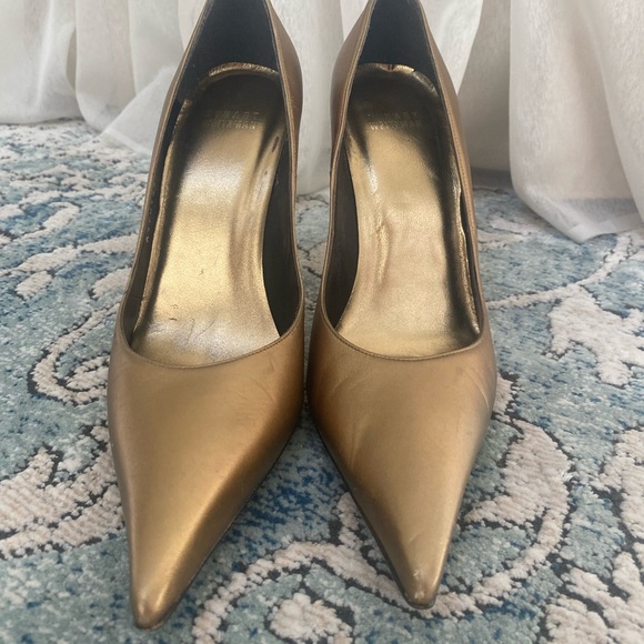 Gorgeous gold Stuart Weitzman pointy toes pumps. ABSOLUTELY stunning and elegant - Picture 6 of 8